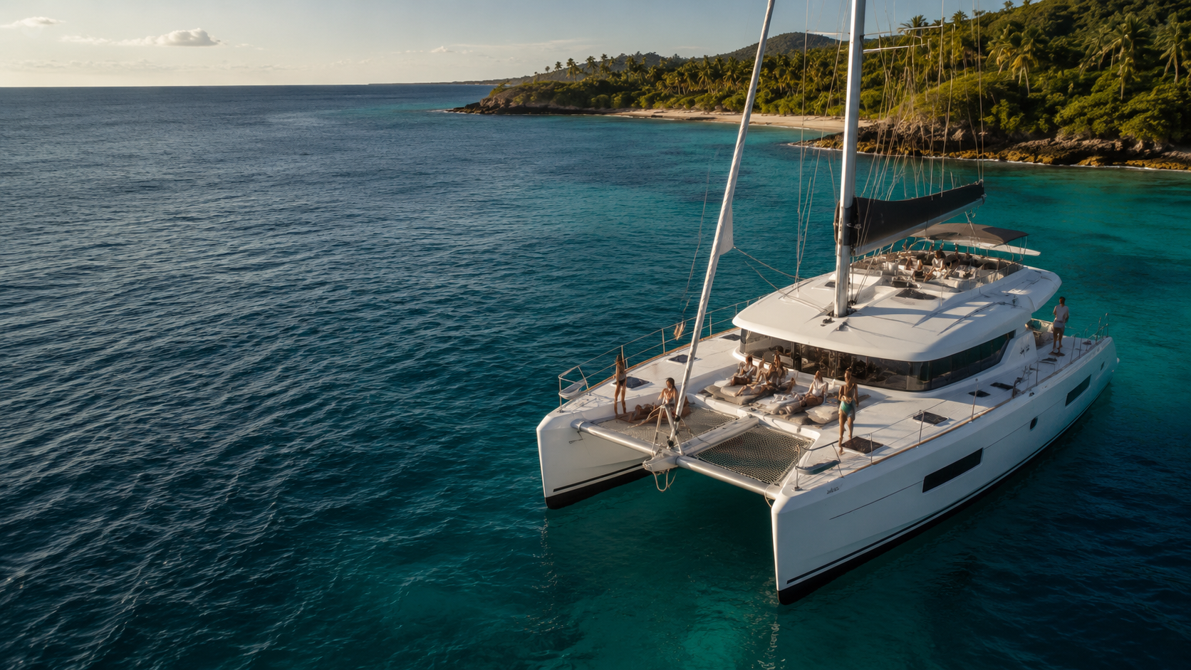 Catamaran blanc naviguant dans les eaux turquoise des Caraïbes